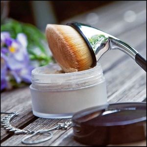 NWT OVAL 8 Brush By The Fluenta Collection